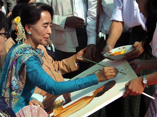Suu Kyi hopeful on ending Myanmar presidency ban