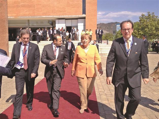 Merkel pushes for more EU business with Latins