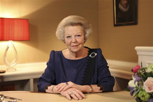 Dutch Queen Beatrix announces she is to abdicate