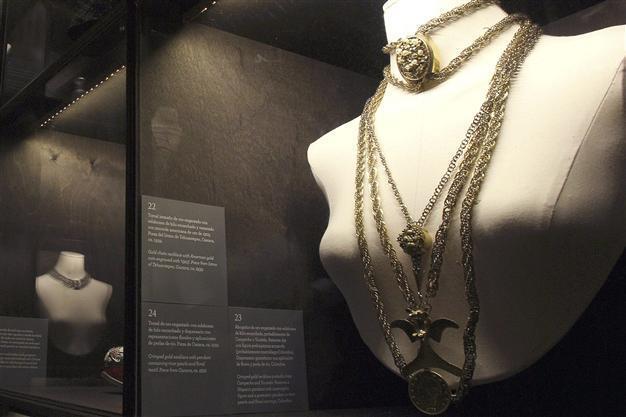 Exhibit opens up fashion icon Kahlos wardrobe