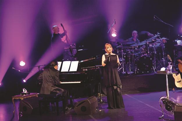 Sezen Aksu sings for Meral Okay