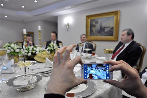 Turkish President Gül hosts fellow twitterers, talks about social media restrictions
