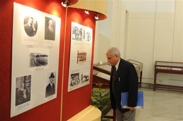 Sinly yours: India displays rare Gandhi letters