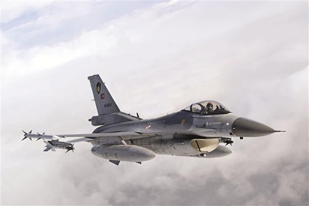 Dogfights over Aegean hit by Greek economic crisis