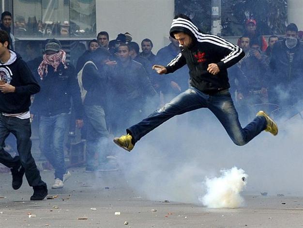 Police fire tear gas at Tunis protesters