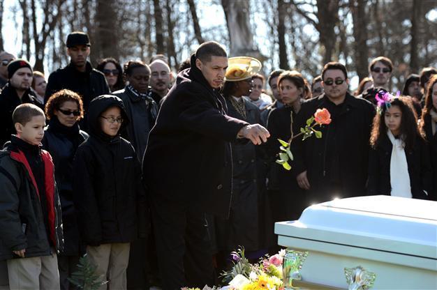 Sarai Sierra laid to rest, husband and relatives in grief