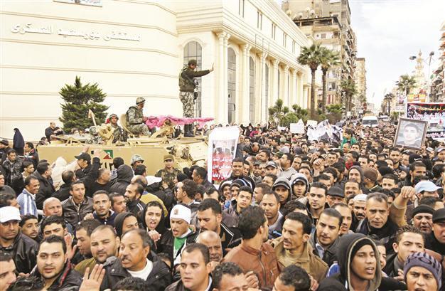 Egypt security, protesters clash at presidents palace