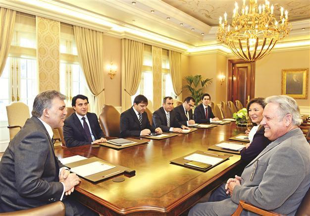 President Gül meets with Apple executive