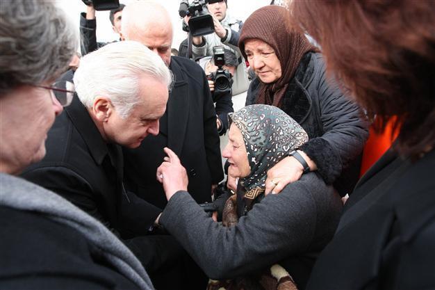 US ambassador attends security guards funeral