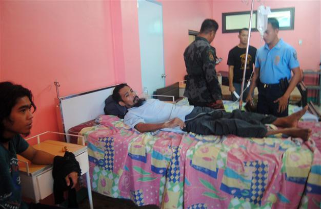 Militants free Filipinos seized with Jordanian journalist