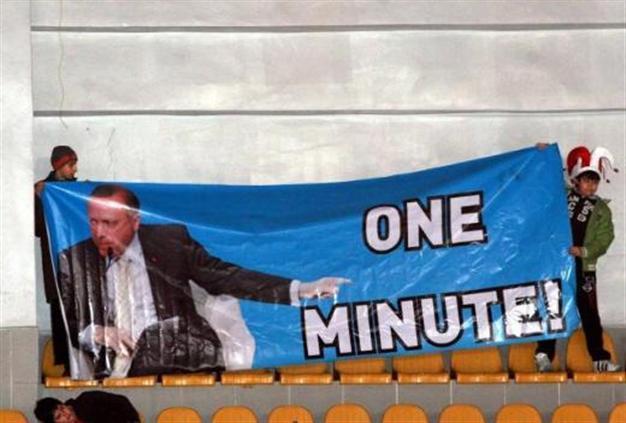 Spectators try and rile Israeli hockey team with Erdoğan portrait