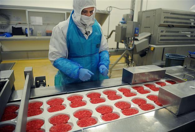 Horsemeat scandal spreads as French retailers pull foods