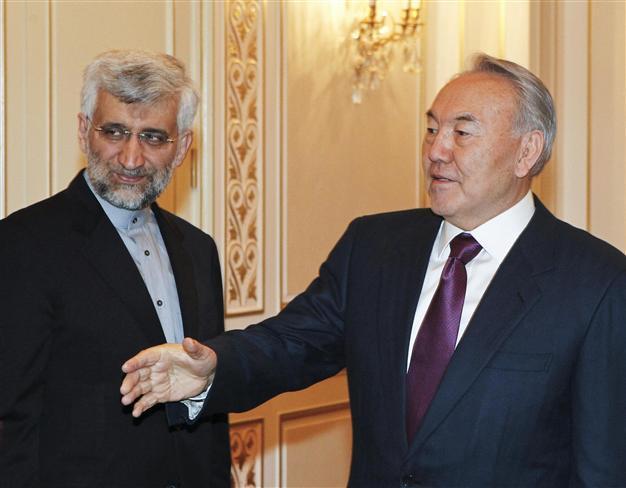 World powers, Iran exchange offers at crunch talks