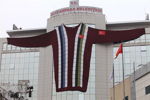Municipality knits world’s biggest sweater to promote energy efficency