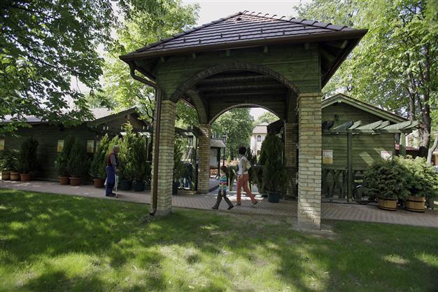 Hungary Jewish group urges ban on Hitler-ally street names