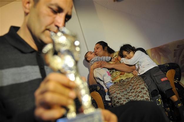 Berlin film fest’s best actor winner back to scrap dealing in Bosnia