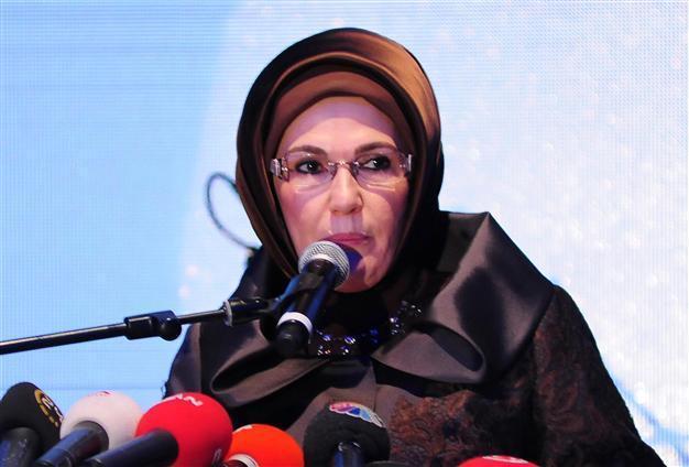 Turkish PMs wife Emine Erdoğan attends education project night