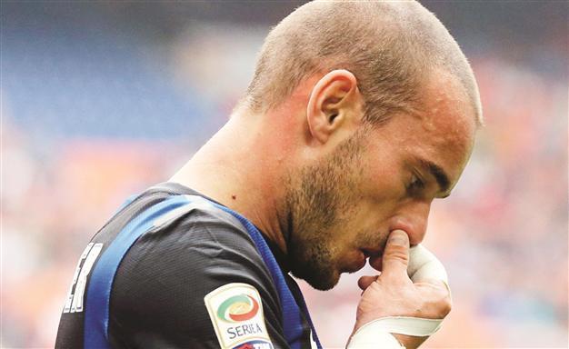 Annoyed Sneijder to take his time mulling offers