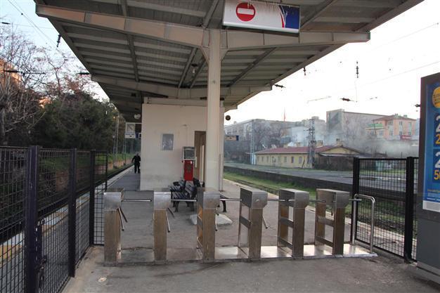 Halted train services surprise passengers in Istanbul