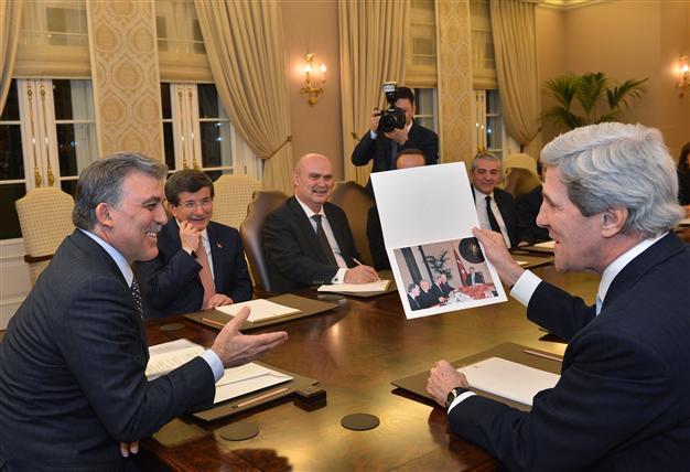 Gül gives Kerry old photograph with ‘three most important men’ in US