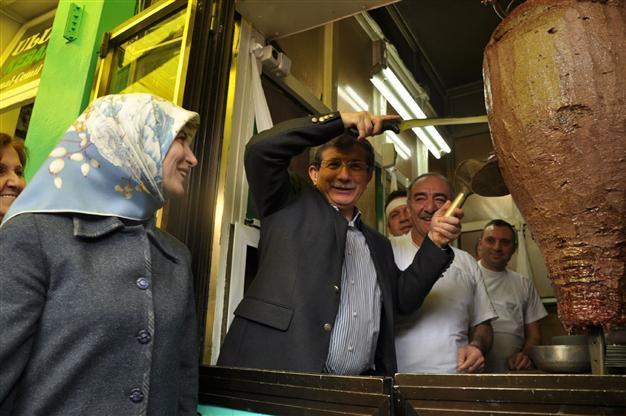 Davutoğlu faces protest while slicing kebaps in Bursa