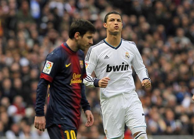 Ronaldo returns to United, Giggs hits 1,000 games