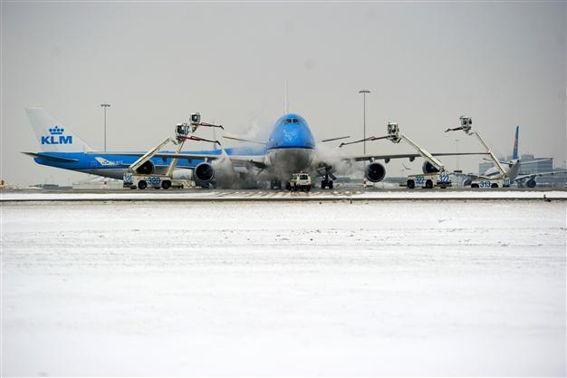 Two planes in emergency landings at Amsterdam Schiphol