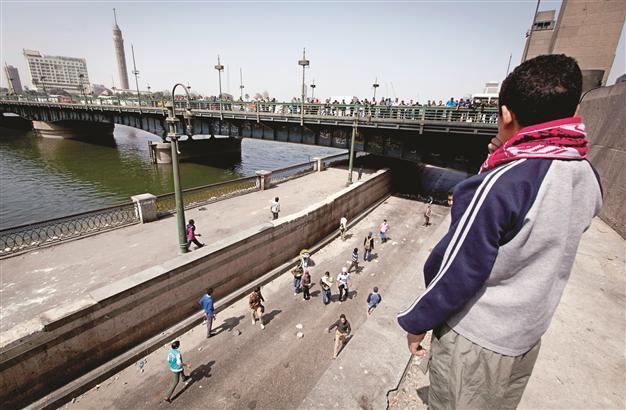 Rioting ultras, striking police officers may ease Egypt reform