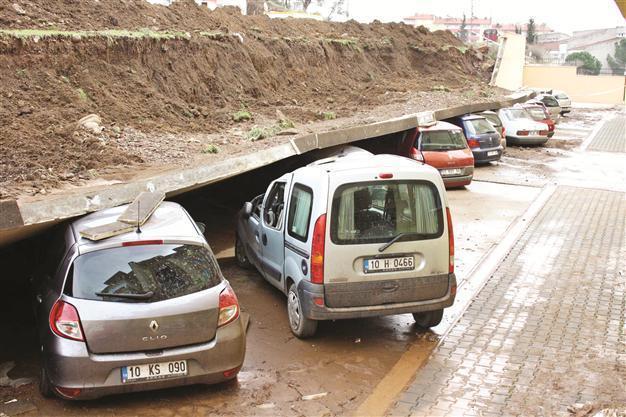 Heavy rain damages many cars, houses in Edremit