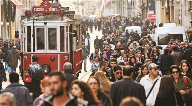 Bulgarians, Azeris top list of new Turkish citizens