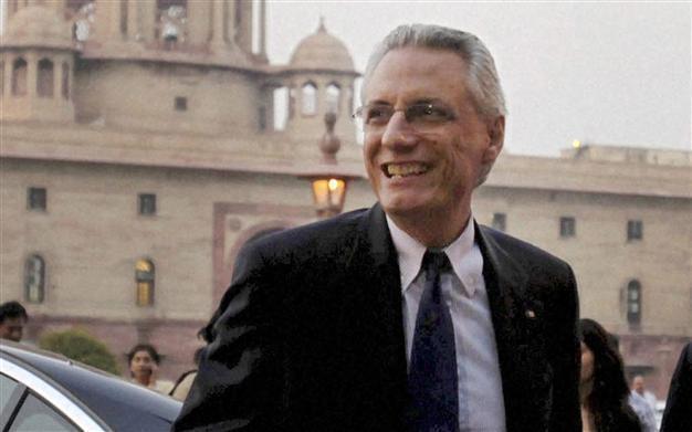 India alerts airports to stop Italian envoy leaving