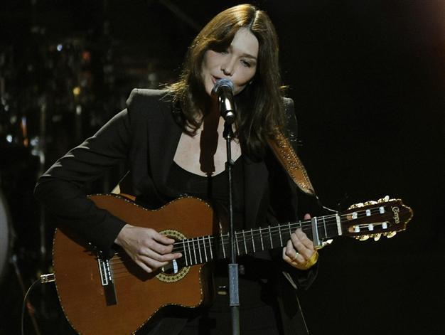 Carla Bruni takes her revenge on Hollande calling him penguin president