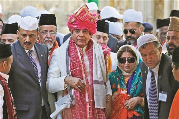 Pakistan government survives, makes history