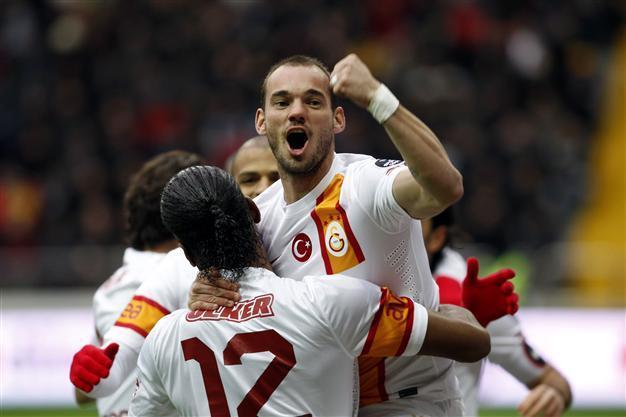 Sneijder, Burak stage show for Galatasaray in presence of Jose Mourinho