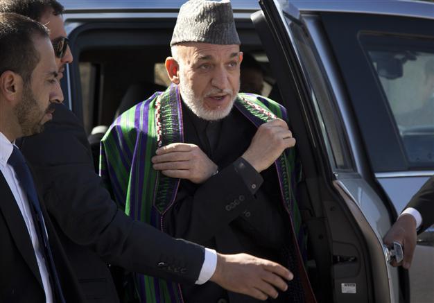 Afghanistans Karzai heads to Qatar to discuss peace with Taliban