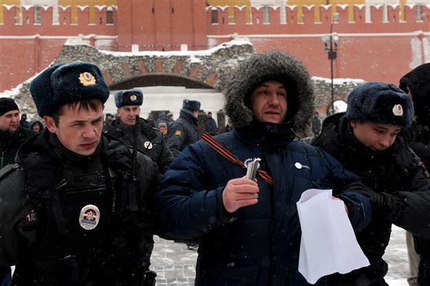 Russian police detain dozen at political prisoner rally