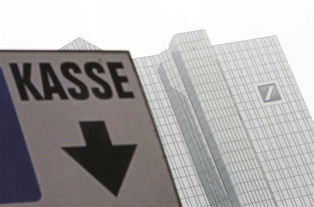 S&P puts Deutsche Bank on negative rating watch