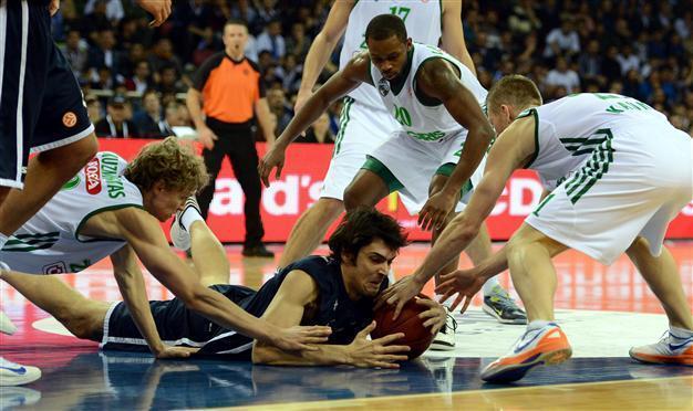 Anadolu Efes clinches a hard-fought win over Zalgiris in Top 16