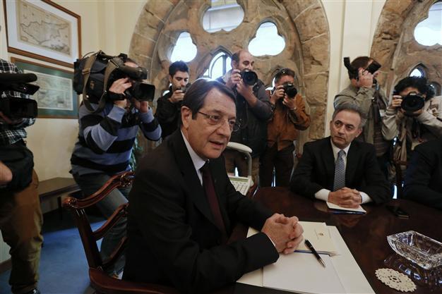 Greek Cyprus throws bailout into disarray, seeks Russian help