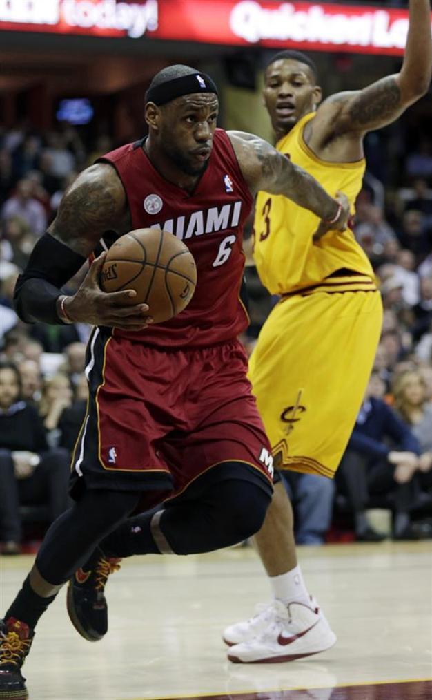 Heats win streak hits 24 in scary LeBron homecoming