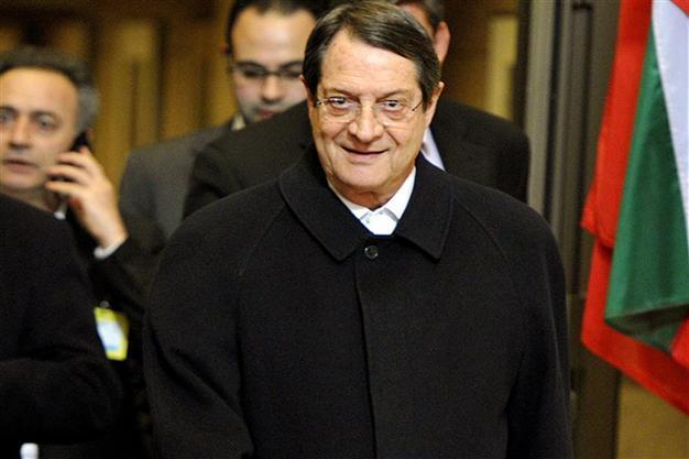 Greek Cyprus sacrifices top banks to resurrect EU bailout