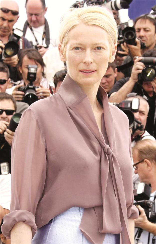 Oscar-winning actress Swinton sleeps in glass box