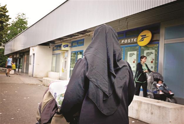 Majority of French support ban on religious signs: Poll
