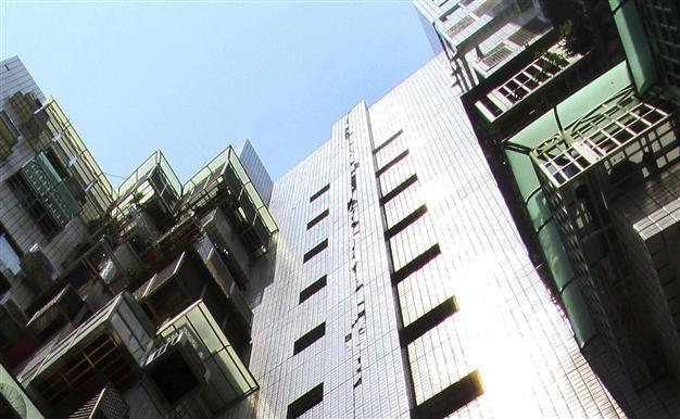 Strong quake kills one, injures 19 in Taiwan