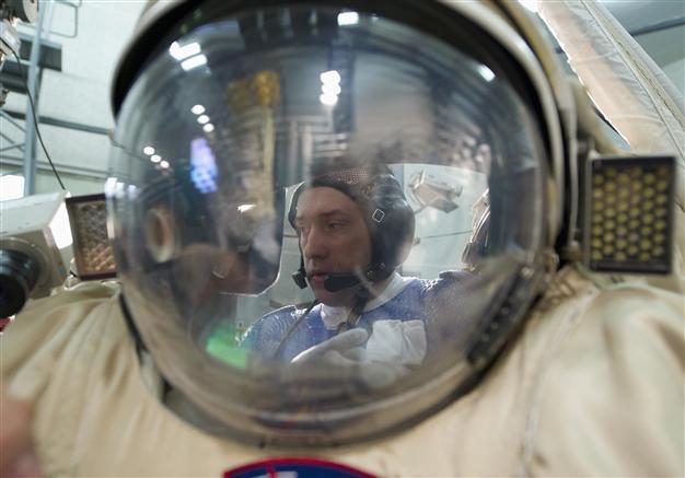 Soviet spacesuit auctioned for 112,000 euros