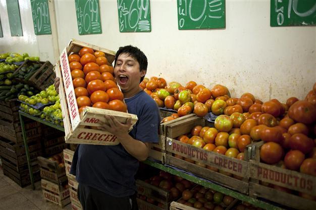 IMF censure persuades Argentine supermarkets to freeze prices