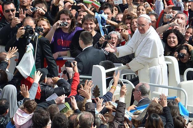 Pope prays for peace in Syria, Korea on first Easter