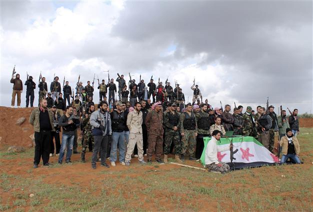 Syria rebels target oil wells as clashes rage
