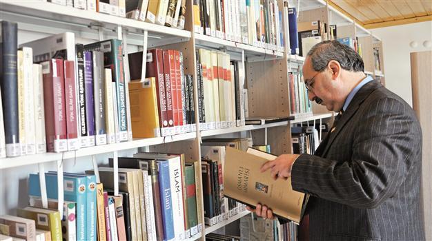 Painter Malik Aksel’s books form a new library in Bursa