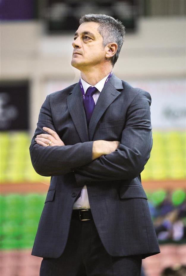 Efes launches playoff bid against Olympiacos
